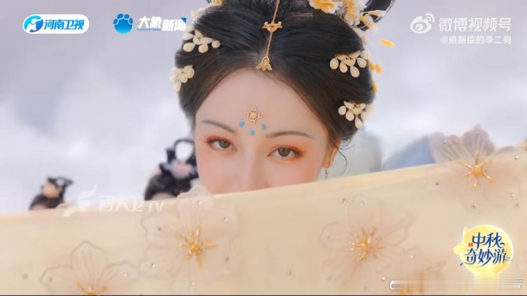 迪丽热巴有效文化输出迪丽热巴的《天女散花》，演绎的不仅是神话，更是“神女爱世人”