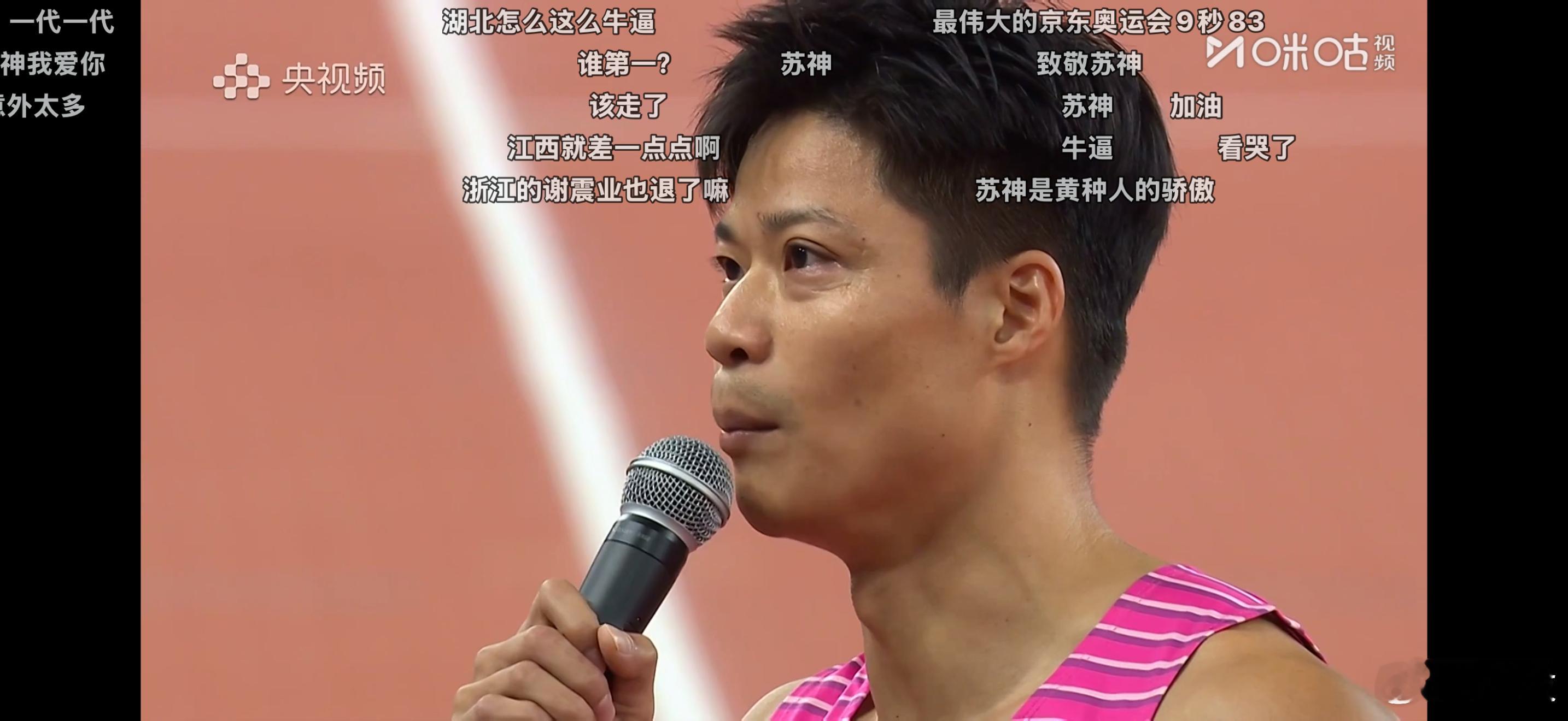 苏神脱靴告别，向一代传奇致敬。杨健老同志送别他27年解说职业生涯中的一尊雕像，他