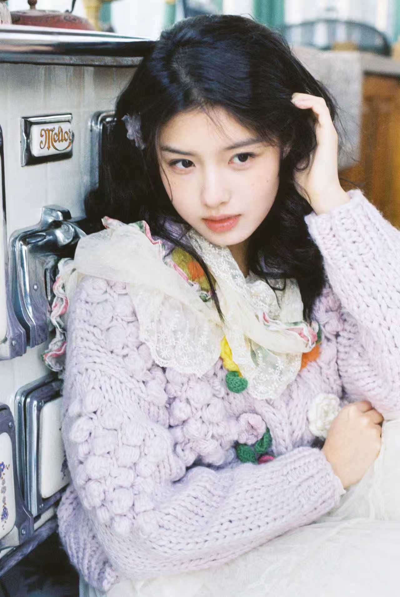 艾米向春天 艾米向春天  紫色针织毛衣造型温柔恬静，和一起迎接美好四月呀~ 