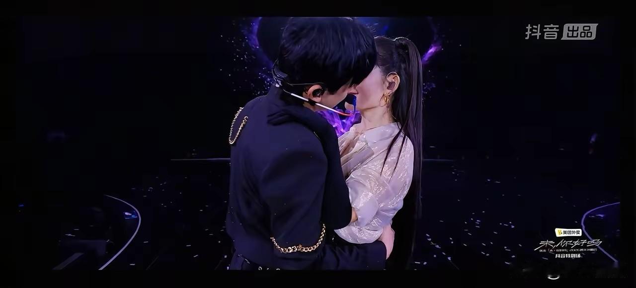 难怪粉丝会炸毛
粉丝买票是去听歌的
张杰长的也不是很帅
唱歌但是不错
相信买他票