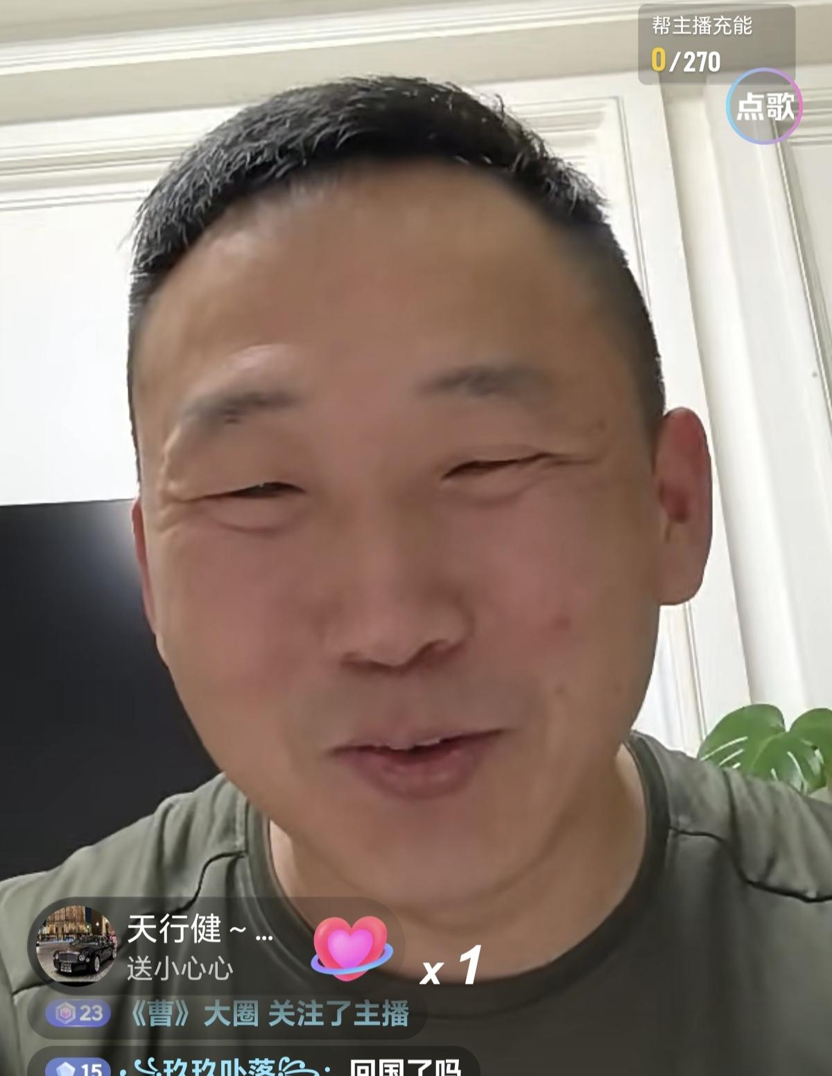李建伟在乌东打工20个月回来了，昨晚十一点半开的直播，直播间人很多，都好奇他的打