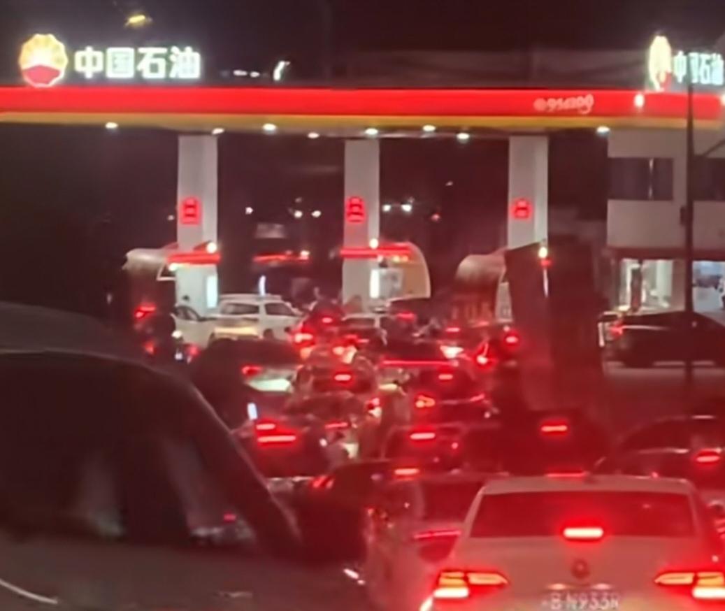 国际油价大幅上涨应导致国内汽油价格大涨，本轮油价本因上调约‌1.72元/升‌，但