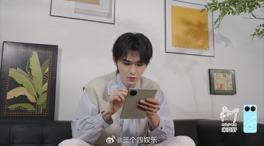 宋亚轩画的是精灵球吗 我猜他画的时候一定在听歌，边听边随手给CD加了两个耳朵。因