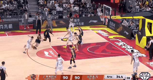 今夜CBA的京粤大战可把球迷看嗨了，广东男篮几乎领先一整场，没想到“天亮”了，最