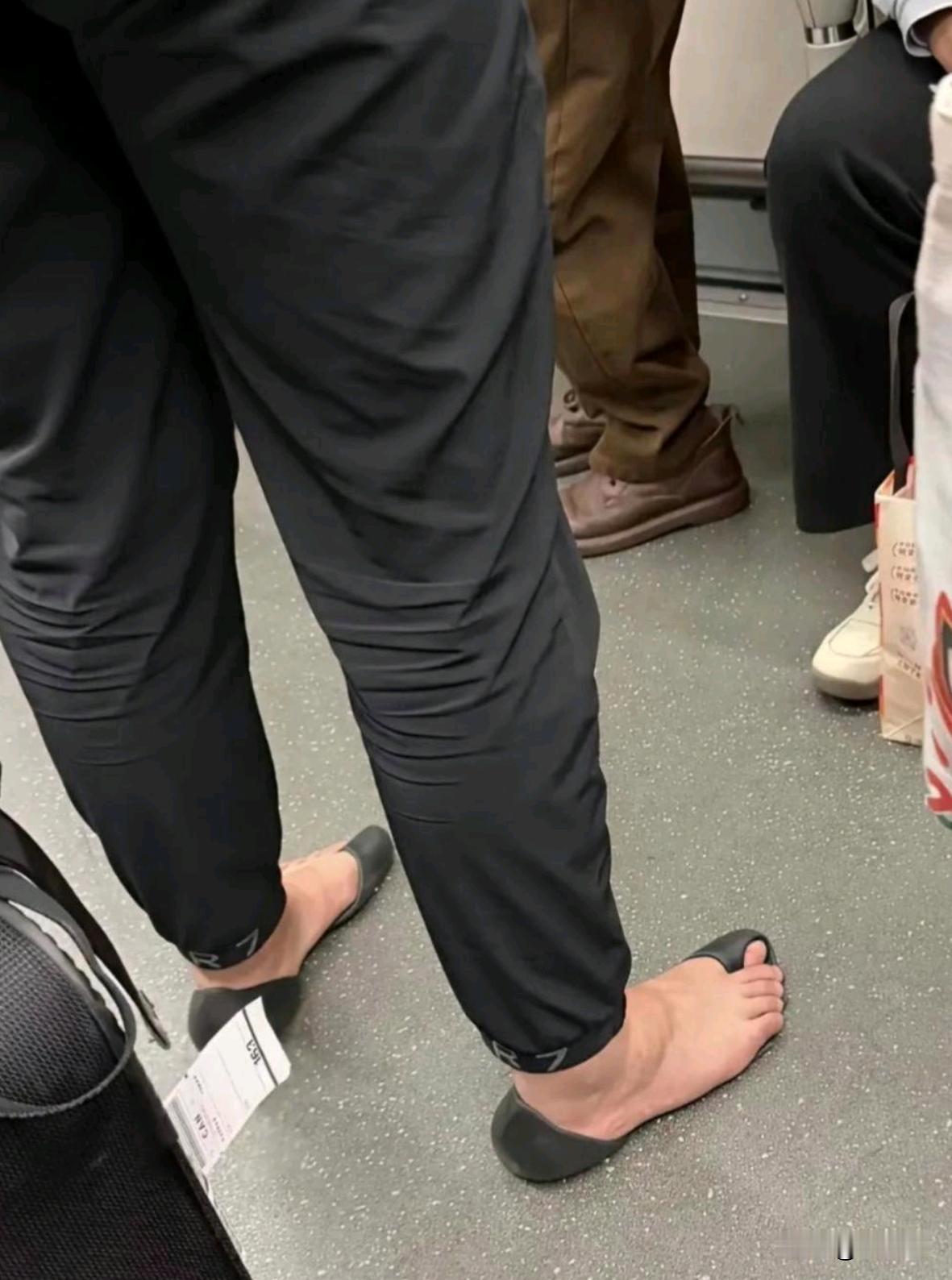 这是巴黎世家，出新款了吗？