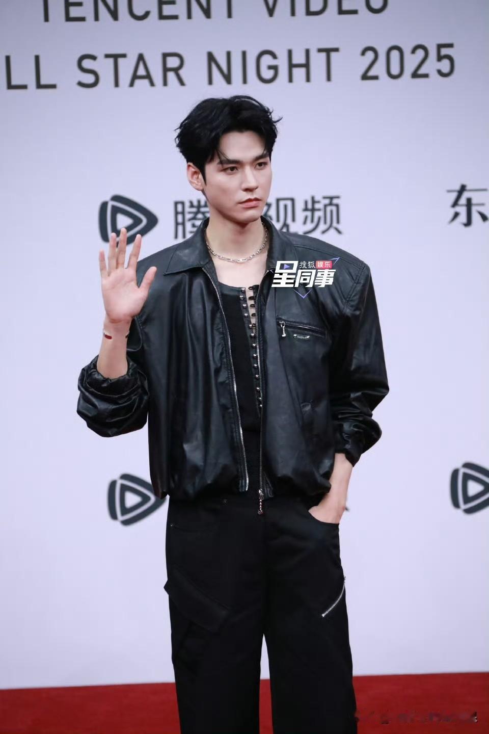 宇宙最帅机甲战神@龚俊Simon 星光大赏红毯 第二套lookz来咯！生图无敌！