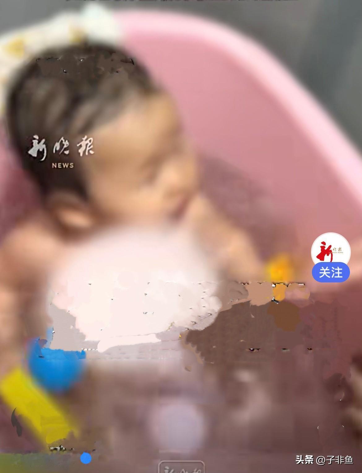 近日，浙江杭州，家里两岁的小女童独自在浴盆里洗澡，可这家人不是傻就是愚昧，孩子洗