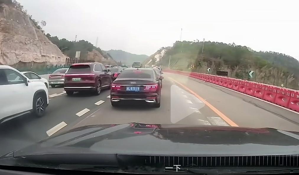 早鸭！经常跑高速能遇到鸿蒙智行车友，昨天遇到一台问界M8，全程没有开辅助驾驶，我