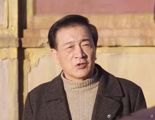 前几年一个电影《诗人》，主演是宋佳和朱亚文，枯燥文艺片，不过里面竟然有周里京，没