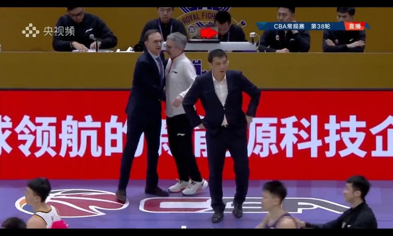 不怪洛佩兹爱炸毛，裁判连踩线都无视，这不是睁眼瞎吗？

辽宁这洛佩兹已经完全神经