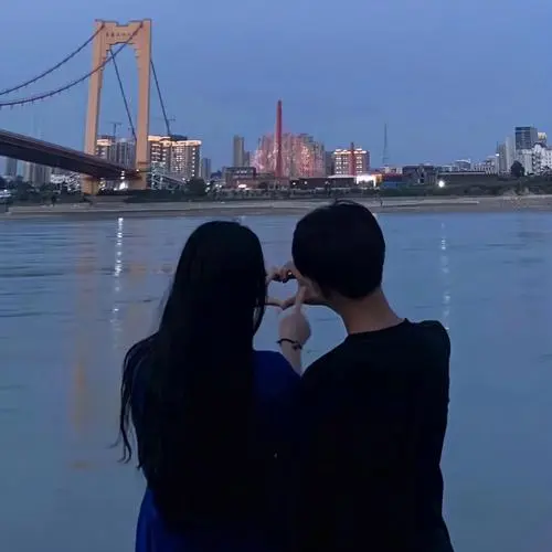 渐渐开始相信，爱会淡的。 不是突然崩塌，不是歇斯底里，是像傍晚的光，一...