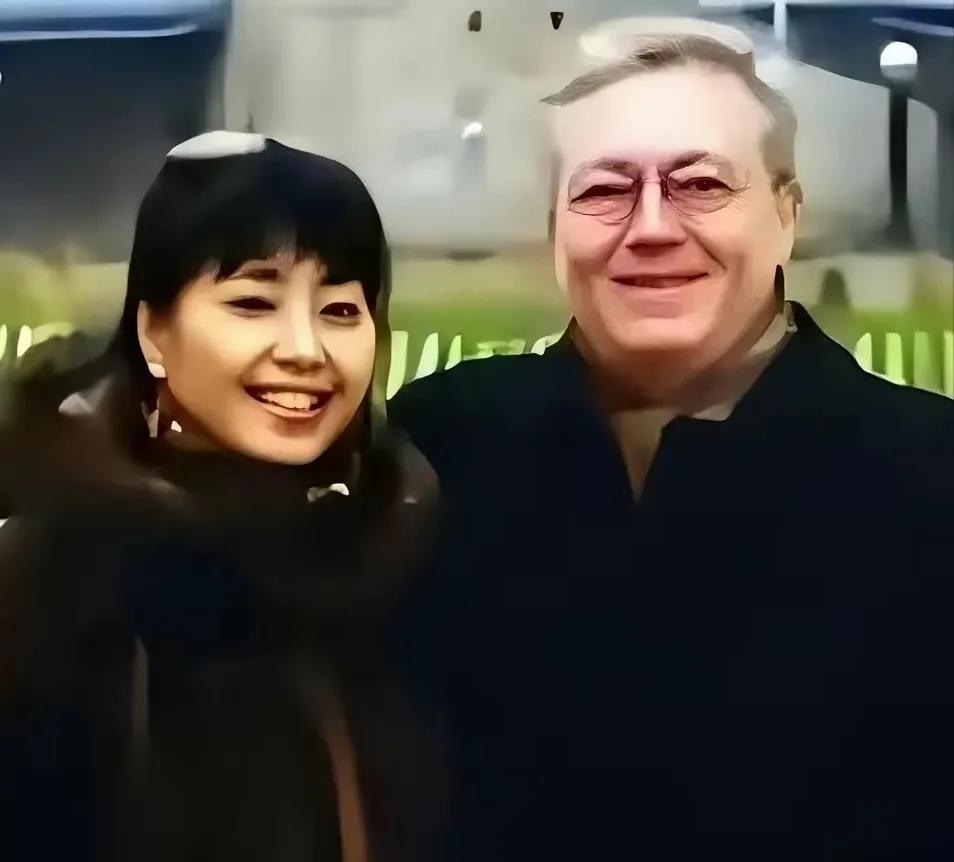 殷秀梅，她不仅是一位歌唱家，她的跨国婚姻伴侣，一个歌唱家和数学家的恋爱，也成了人