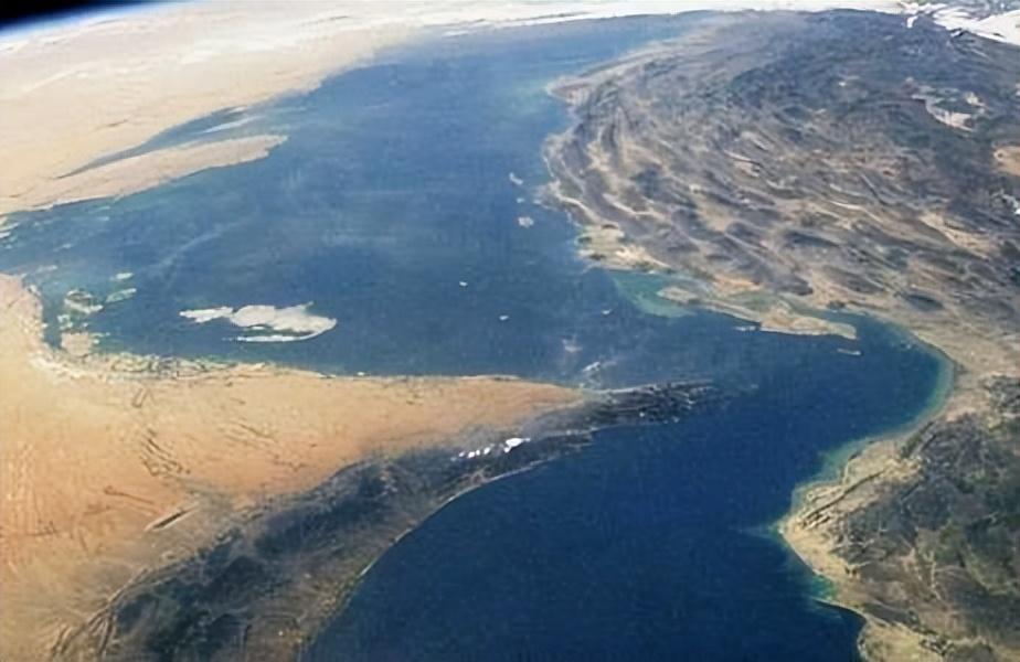 最近国际原油市场有个挺魔幻的场面：霍尔木兹海峡上，伊朗在一头架枪，美国在另一头拉