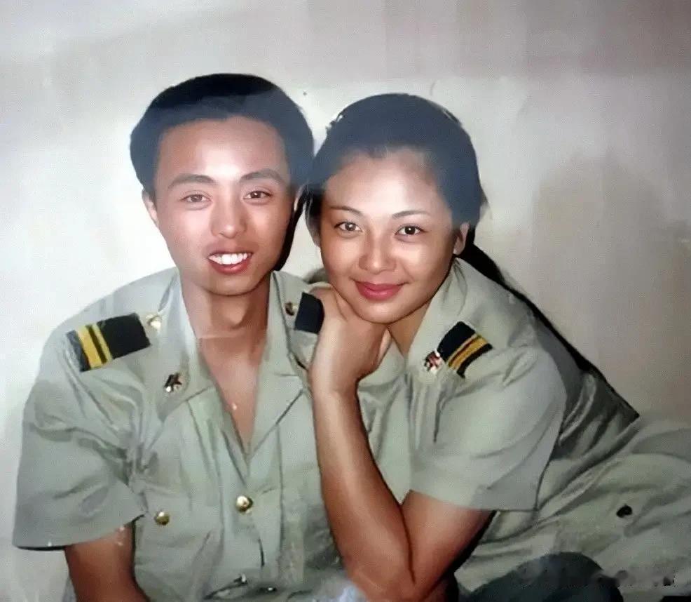1996年，广州i。刘涛与她的战友们一同合影，


我注意到她战友的牙齿真的非常