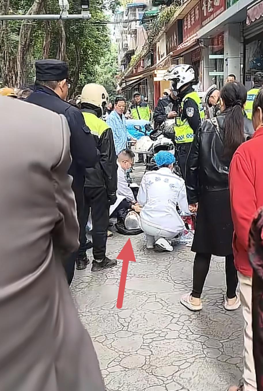 外卖小哥在送餐的路上，一个小孩突然冲出来，外卖小哥没刹住，不小心撞到了小孩，小孩