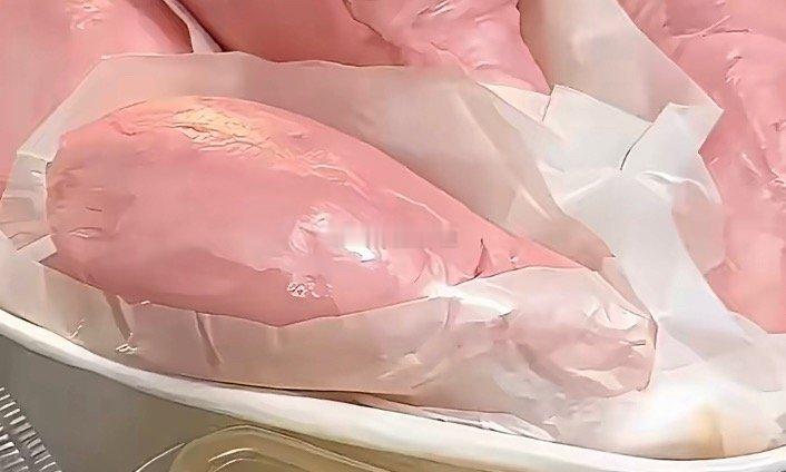 粉色榴莲真的存在！不是染色、不是特效，而是马来西亚的天然品种，果肉自带粉嫩色调～