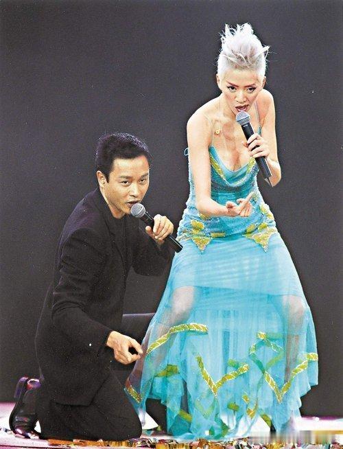 2002年3月梅艳芳极致梦幻演唱会上，张国荣与梅艳芳共同演唱《芳华绝代》历史影像