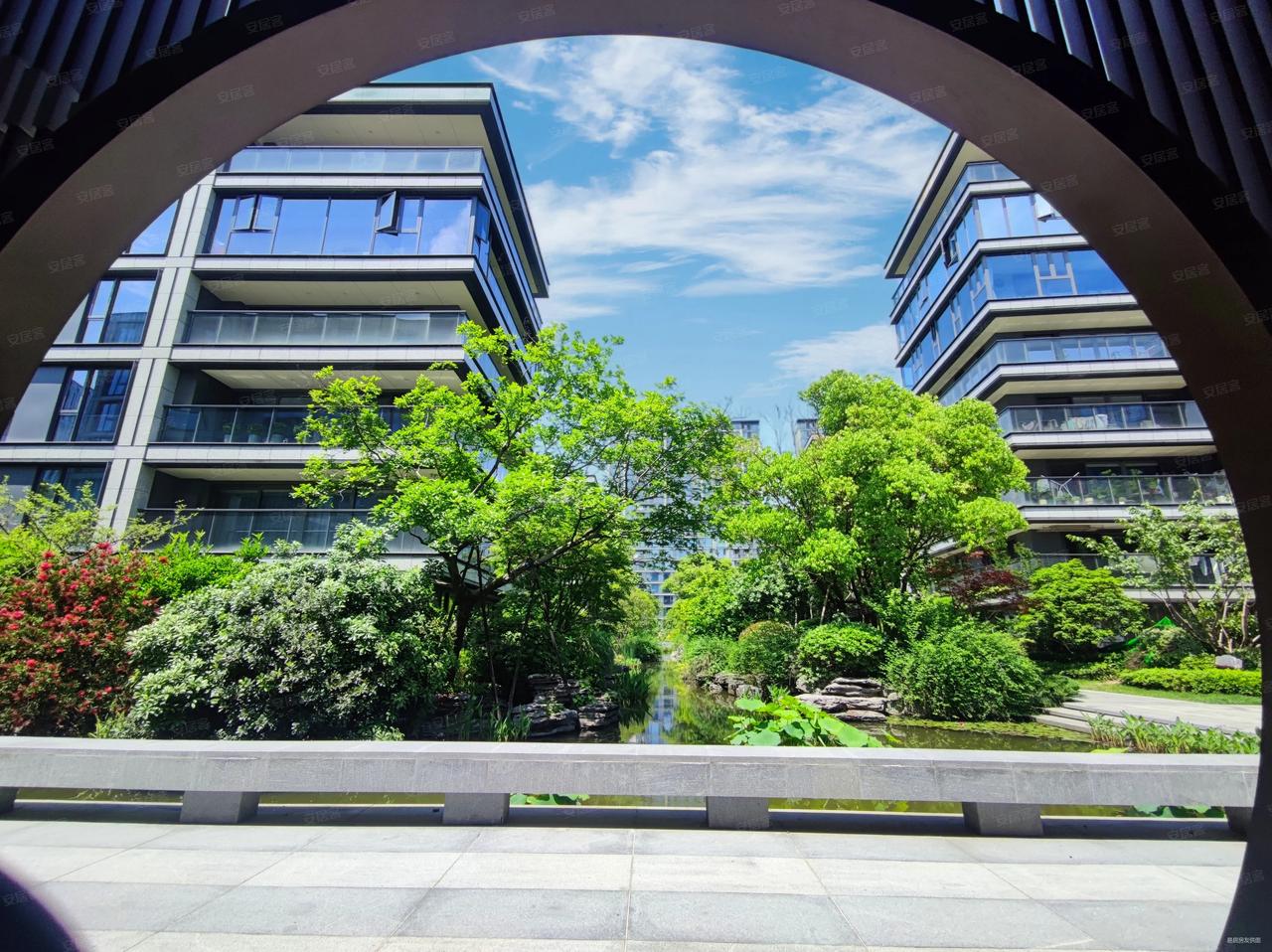 那些被户主拖欠物业费的物业公司都好好学学，好好反思自己的问题，为什么别的物业能被