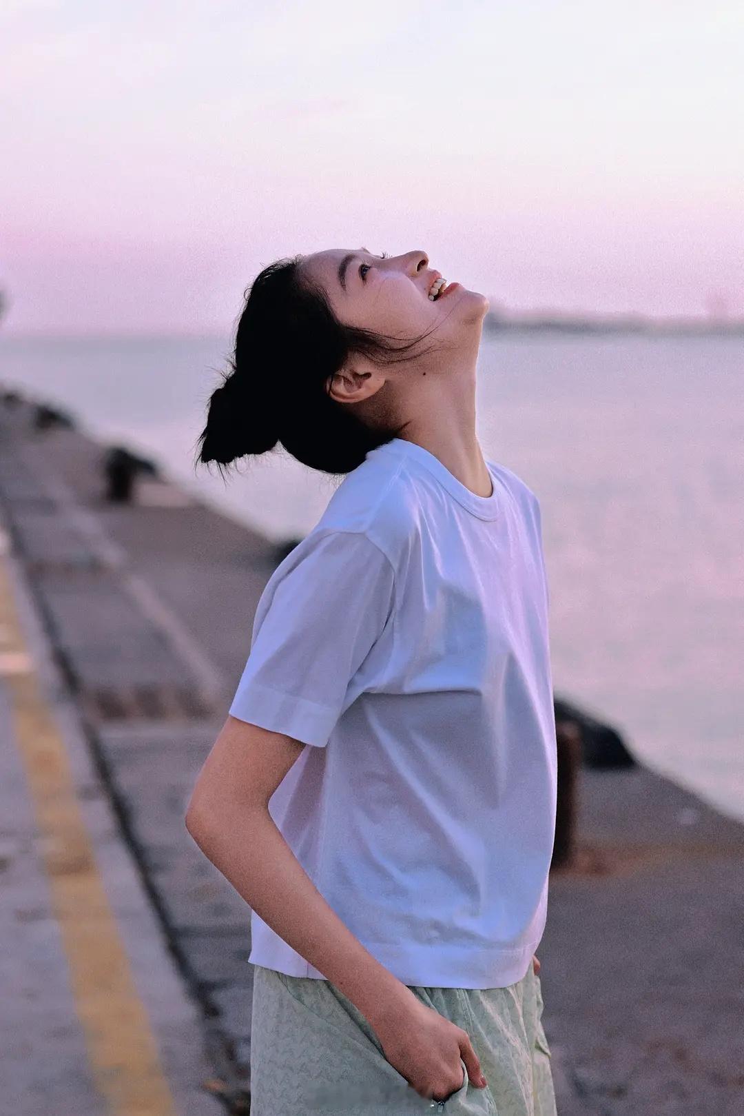 关晓彤今天这组🈺活人感满满好有活力好明媚的一组 ​​​