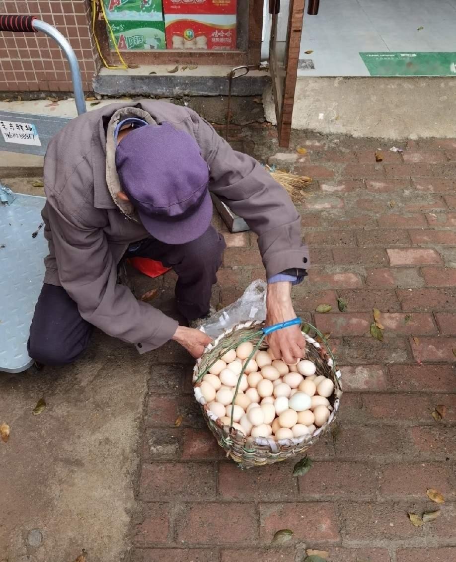 我下班途中，看到一个老大爷在卖土鸡蛋，大约几十个，我毫不犹豫买了！回家发现大部分