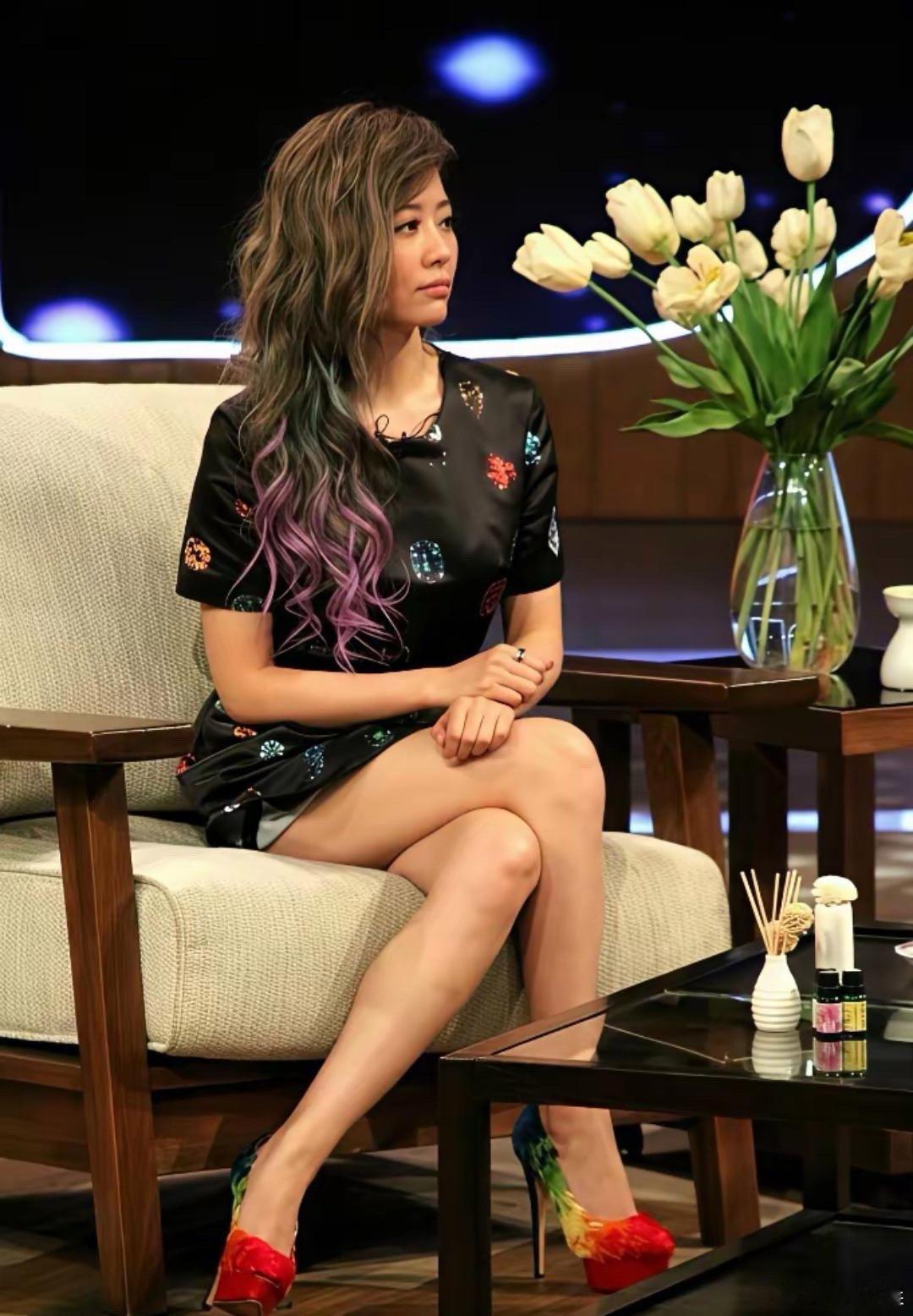 张靓颖大波浪造型也太绝了！慵懒又妩媚，女人味直接拉满～ 