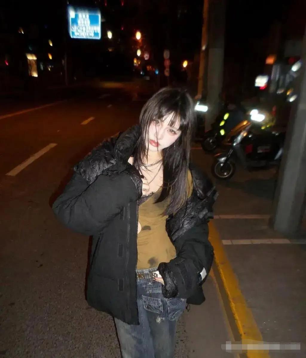 汪峰18岁长女罕晒浓妆美照，身材和颜值兼具，造型时尚变化大，打扮精致美到认不出。