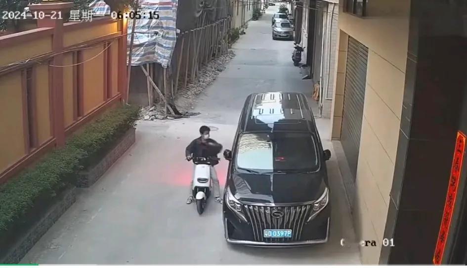 事发清晨！监控下口罩男掏出铁锤，砸向车窗。经过让人瞠目结舌

此时慵懒的太阳还没