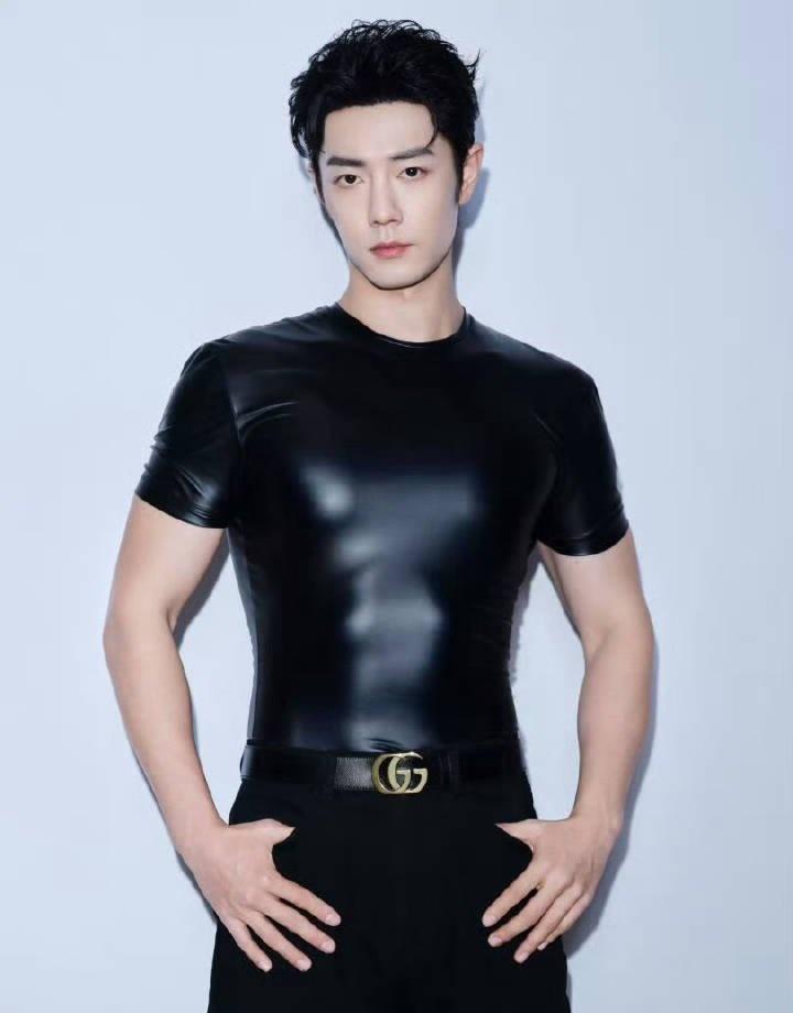 肖战肖战米兰时装周肖战开创全球首穿新方式 山野万里，这你是我藏在微风中的喜欢；银