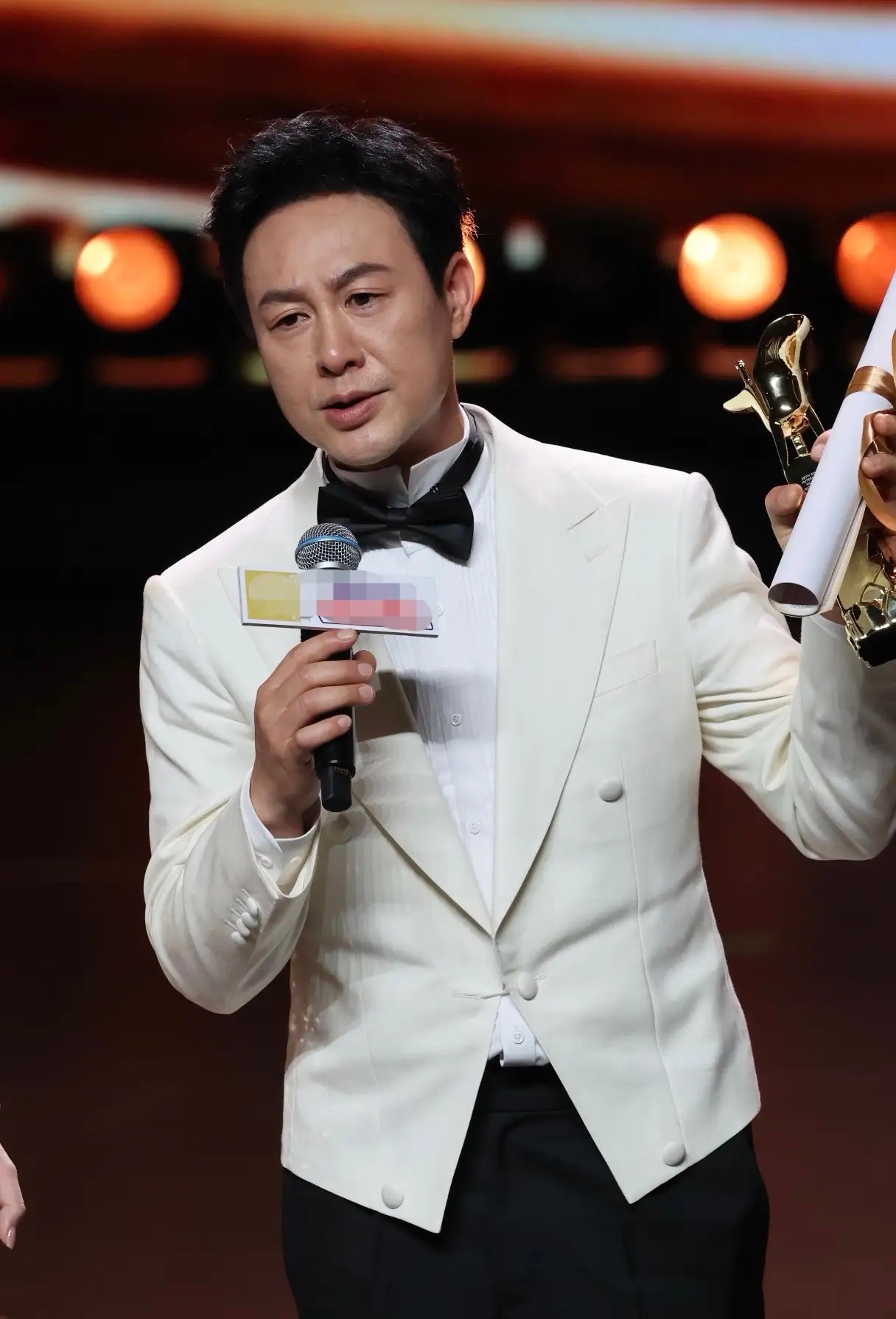 我猜测，昨天的张颂文多少都有点儿遗憾不是遗憾他50岁才拿奖而是遗憾昨天给他颁奖的