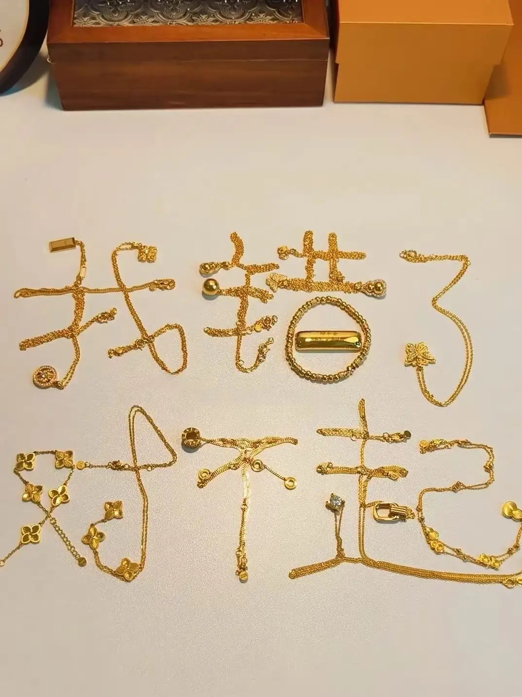 金价暴跌大金镯子有戏了前几天我跟我老公说:金价跌了，我高低得去买个大金镯子戴戴。