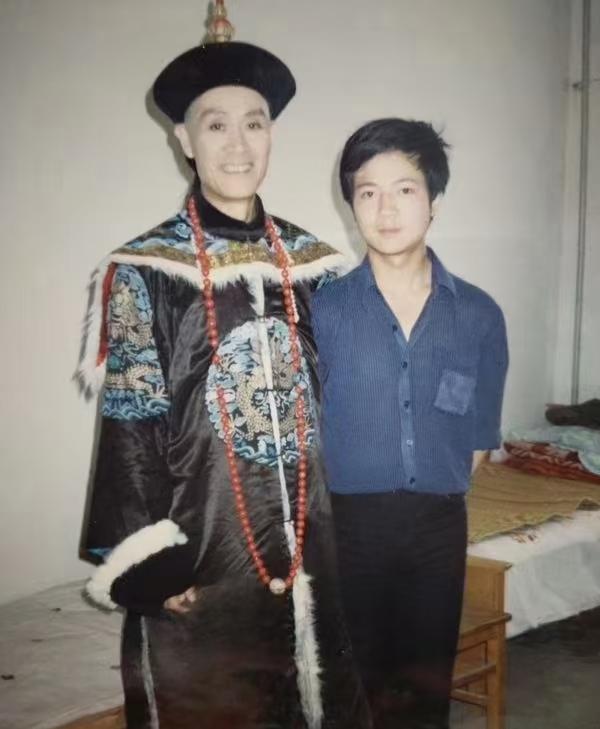 1987年，蓝天野在电影《末代皇帝》的拍摄片场，一张罕见的合影，房间陈设简单，床