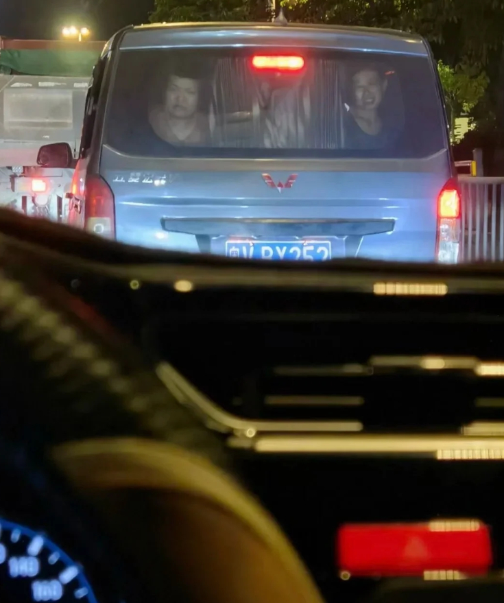 当时一抬头，差点急刹车[允悲] ​​​