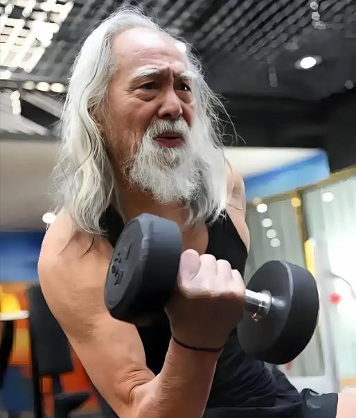 90岁王德顺衰老认不出，昔日传奇形象崩塌？坦然老去才是真。
最近网上都在发王德顺