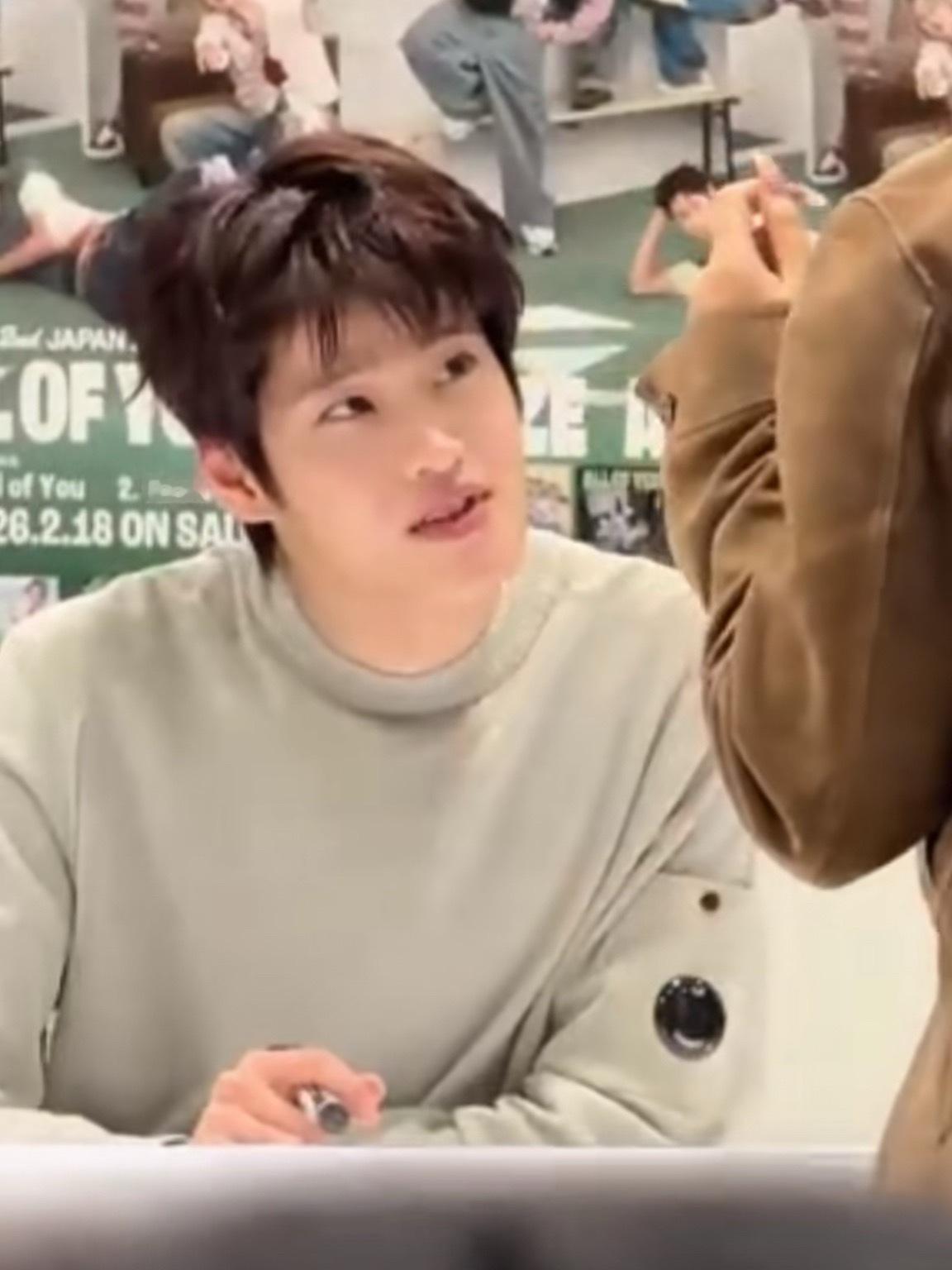 捕捉一只认真听说话的萌萌男友熙😍 