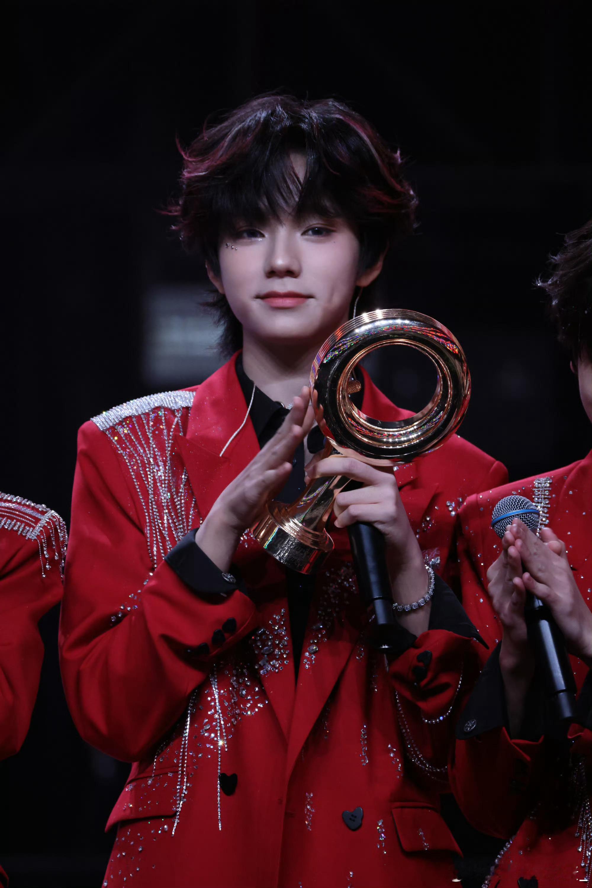 搜狐娱乐王橹杰扔尾戒 谁捡到了 