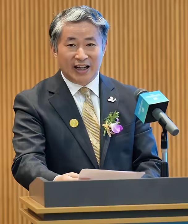 别傻了！还嫌薛剑领事说话不够温和？能说出这种话的人，怕是没搞懂什么叫底线不容触碰