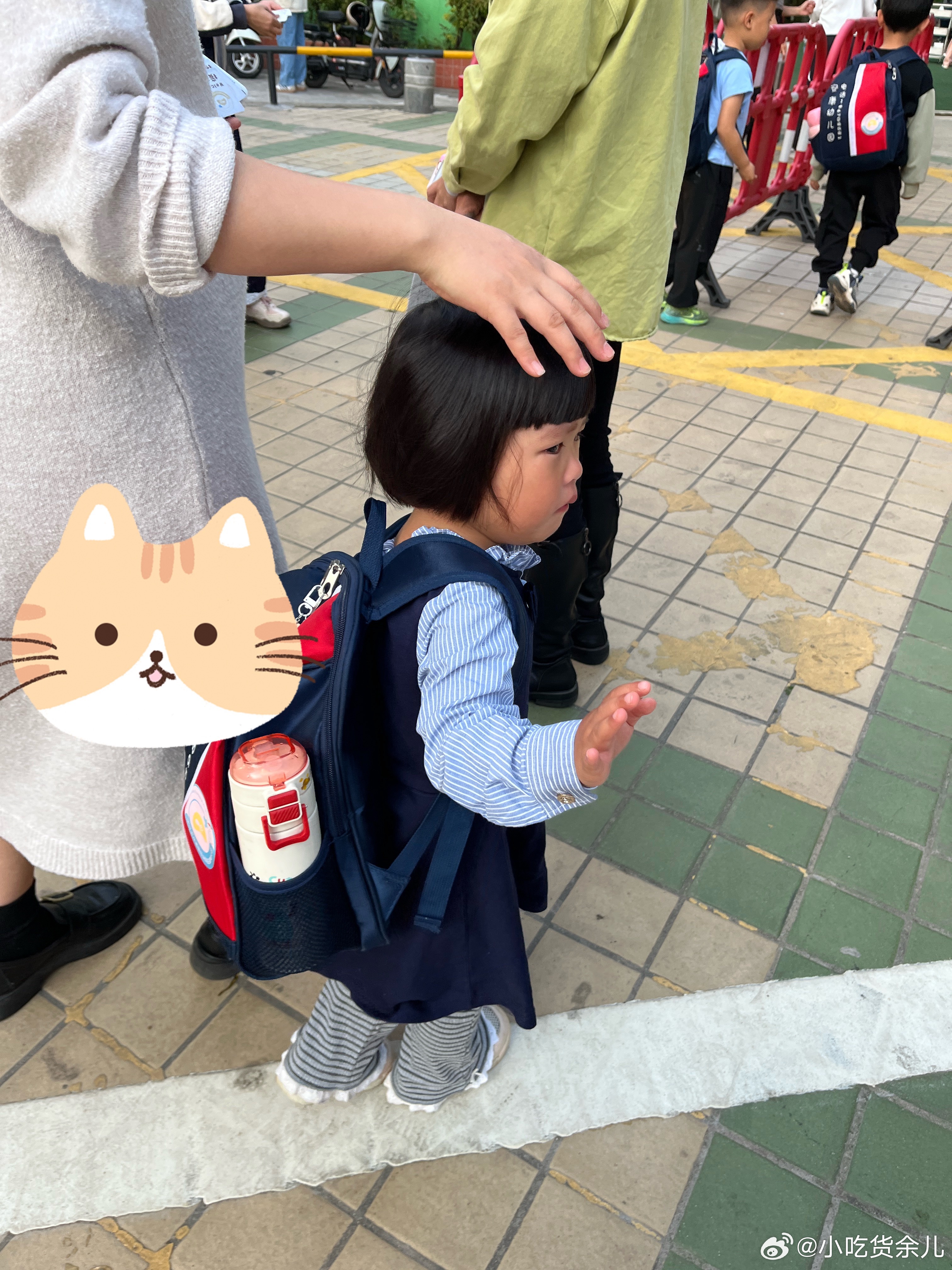 送了，心情不佳，哭，妈妈，你要第一个来接我，好的。到了校门口，老师问怎么了，我说