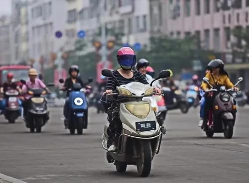 从通行角度讲，电动车体积小巧灵活。在早晚高峰道路拥堵时，汽车被堵得水泄不通，电动