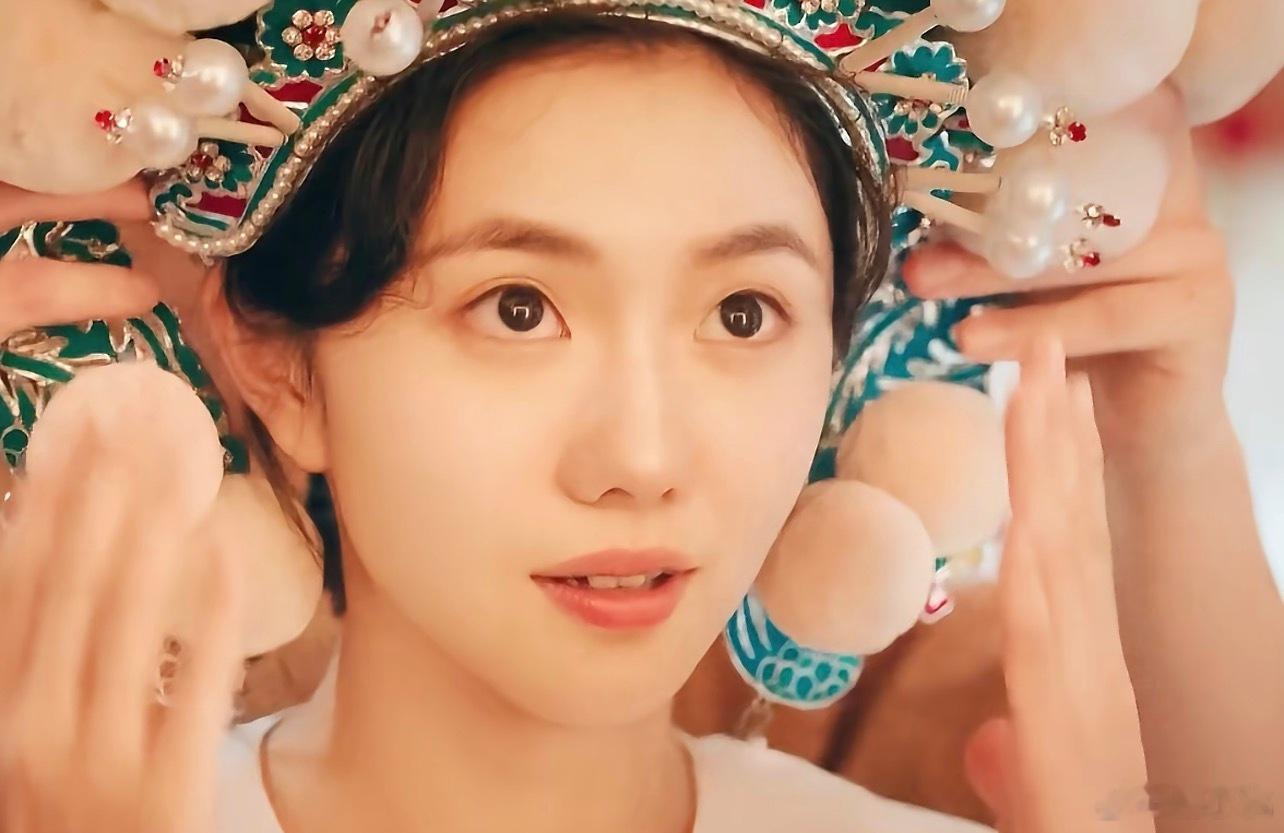 没敢认烧火丫头是刘浩存刘浩存也是很好的塑造每一个人物角色，特别是对于这样的棉袄造