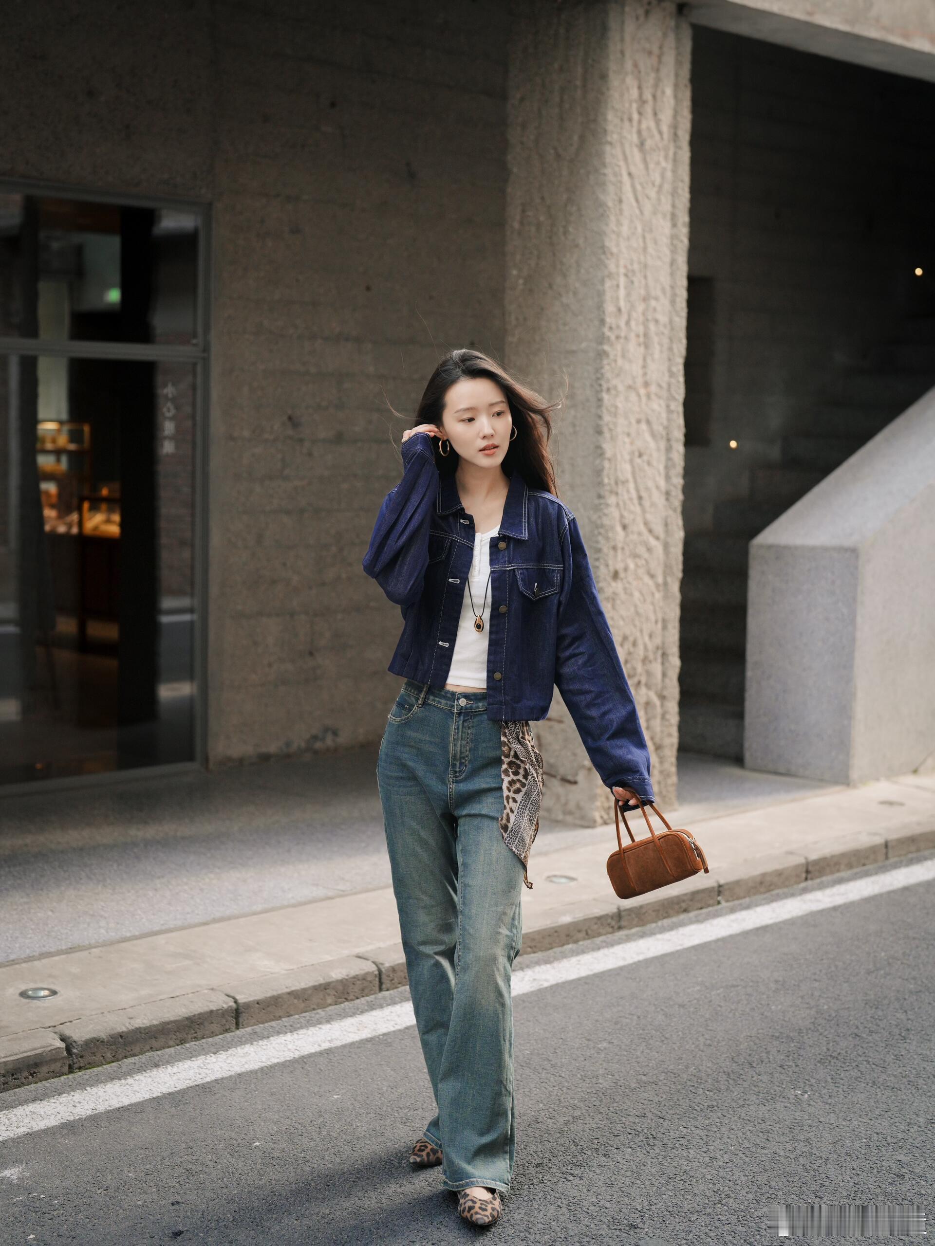 💃复古丹宁风，轻松穿出高级感✨👧今天分享一套复古又时髦的穿搭，让你在街头也能