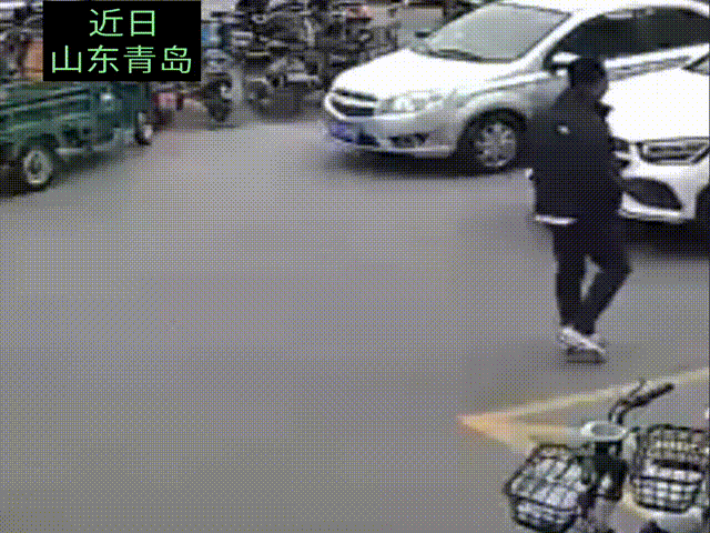 近日山东青岛，一位男司机手里拿着一万块钱，没拿住全都随着风散落到窗外，一瞬间被风