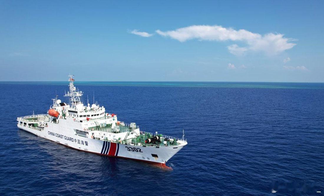 海警3302舰在黄岩岛值守