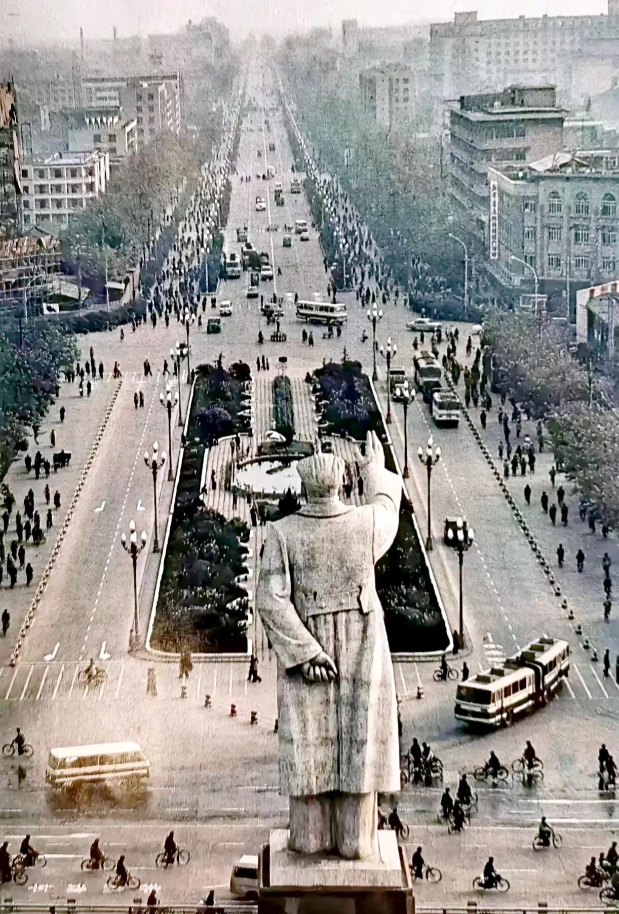 珍贵的城市景象。
看背影就知道是毛主席的塑像，你知道这是哪个美丽的城市。#这个城