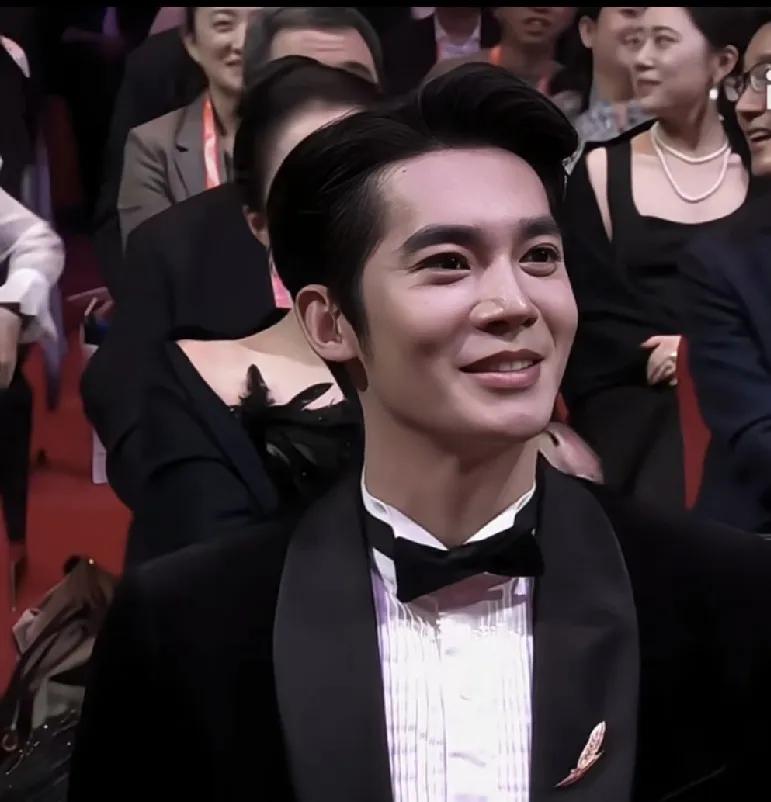 内娱终于出现了一位可怕的演员！
这个人就是于适，

不是因为他长相太出众，而是他