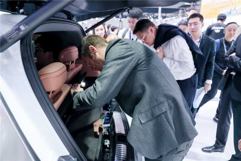 外国媒体从展台追到零跑产线 我第一反应想看看零跑是不是真的把全球化真跑通了？翻了