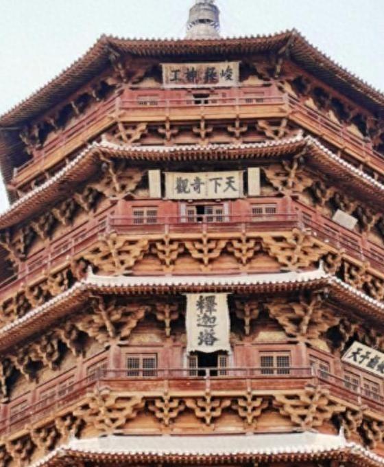 1974年，一名木匠受邀维修应县木塔，他意外发现二层佛像肚子竟然有个大洞，他伸手