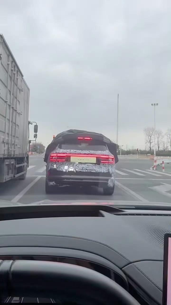 这两天大家都说极氪8X正式命名可能叫极氪9S，这个 S 后缀应该是有运动版的意思