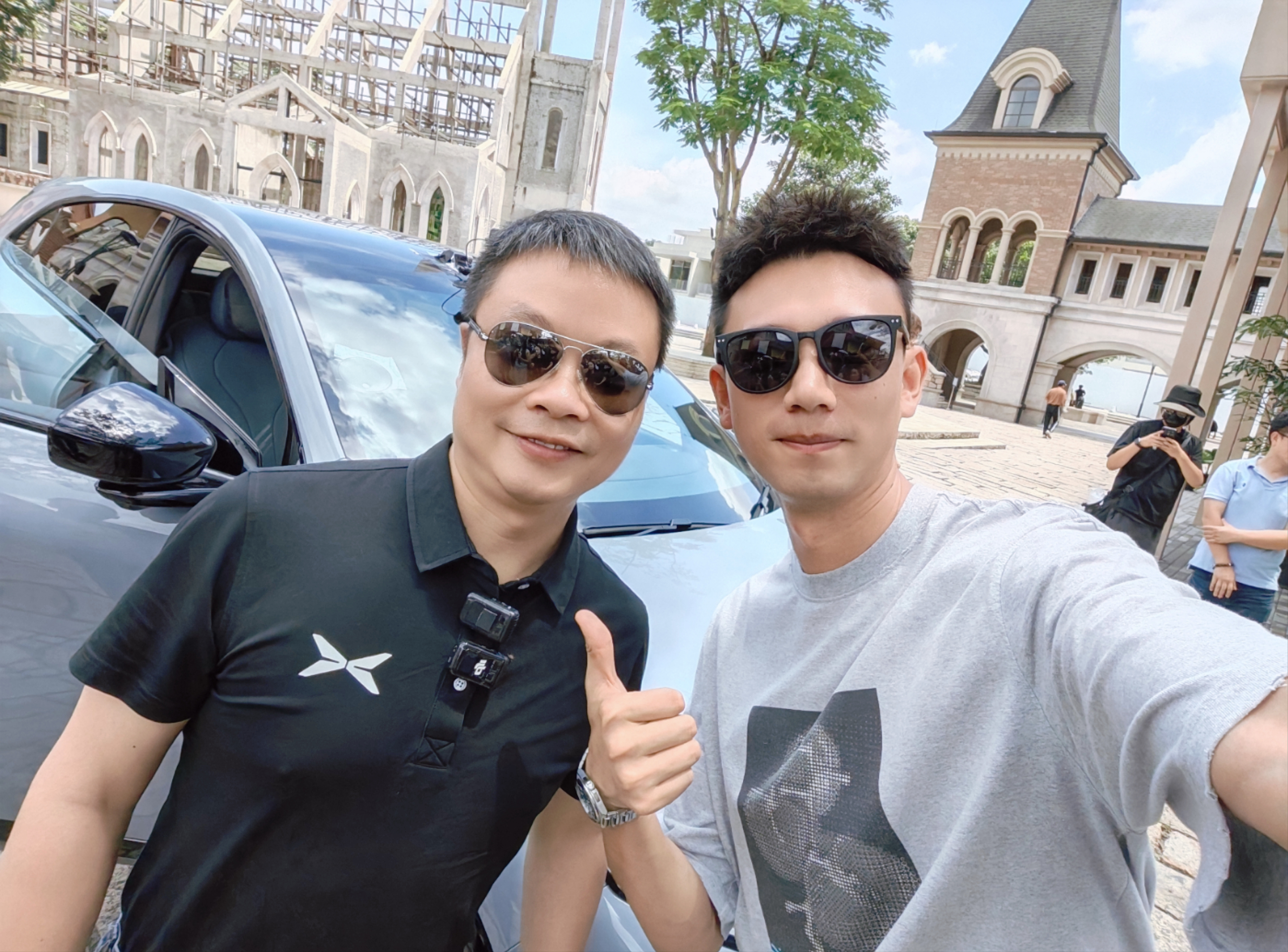 何小鹏探班G7媒体试驾现场氛围那叫一个“热烈”，好不容易挤进去，插空和来了一张合