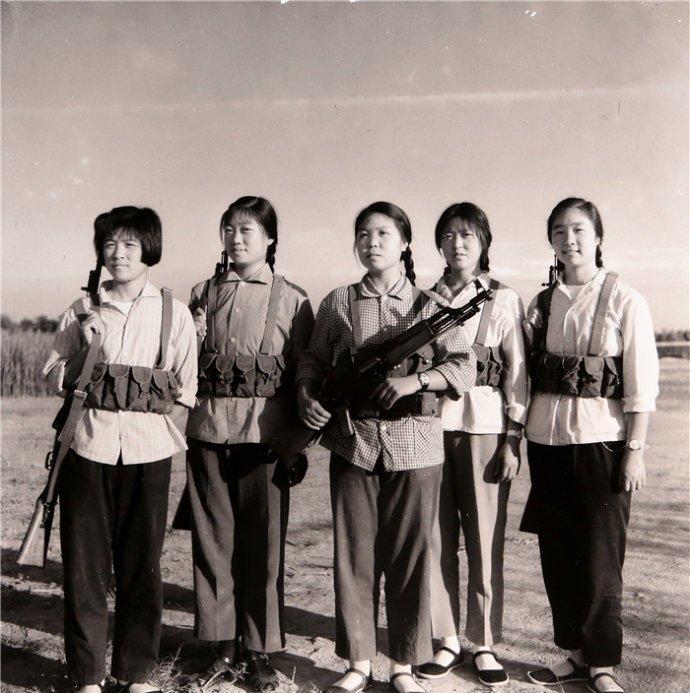 1979年，上海男知青执意迎娶一农村女子。然而，新婚之夜，妻子竟打的他流鼻血还撕