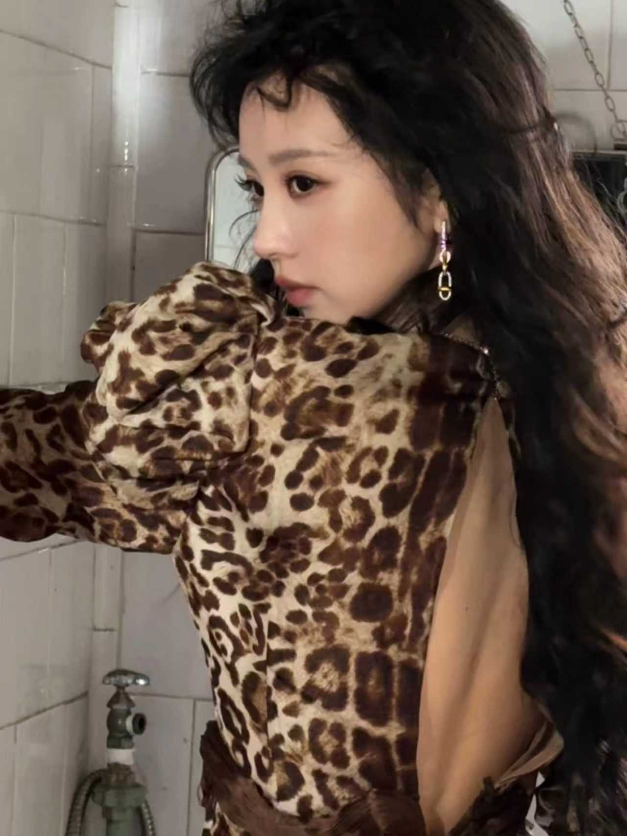 田曦薇千禧年辣妹真要被田曦薇美晕了，卷发＋豹纹装＋皮手套造型时髦复古，完全是千禧